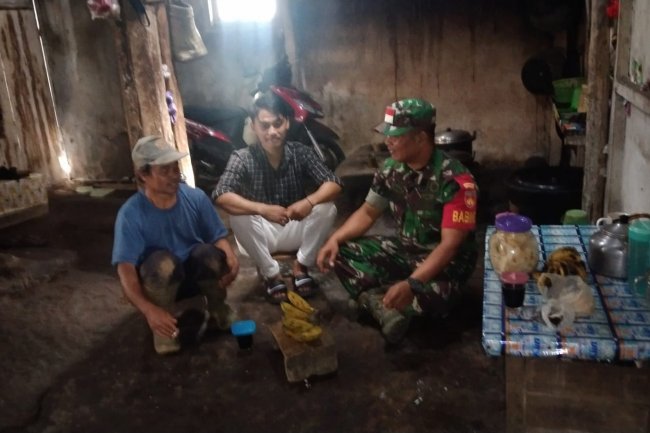 Tingkat Silaturakhim Sertu Tohar Babinsa Koramil 04 Karangkobar Jalin Komsos Dengan Tokoh Pemuda