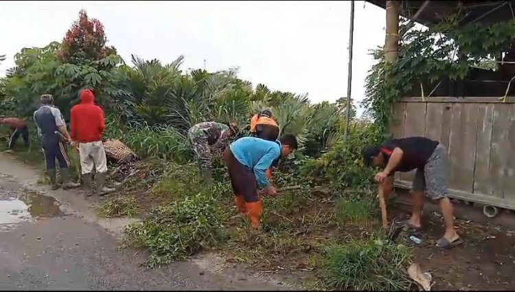 Semangat Gotong Royong Babinsa Ajak Warga Kerja Bakti Permbersihan Jalan