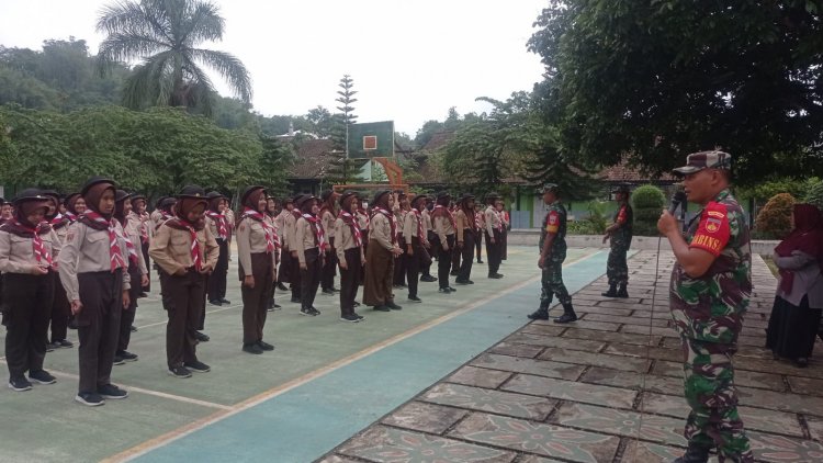 Bentuk Generasi Muda Berkarakter Yang Mumpuni Babinsa Berikan Materi PBB SMP N 1 Karangkobar