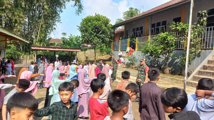 Bentuk Karakter Dan Disiplin,  Babinsa Berikan Materi PBB Pada Siswa SDIT Insan Mulia