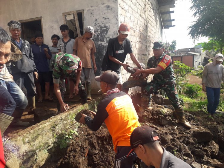 Babinsa Bersama Relawan Dan Warga Kerja Bakti Bersihkan Material Tebing Longsor