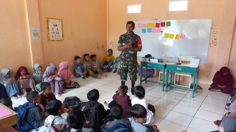 Menumbuhkan Jiwa Patriotisme  Generasi Penerus Bangsa, Babinsa Berikan Materi Wasbang Siswa SDIT