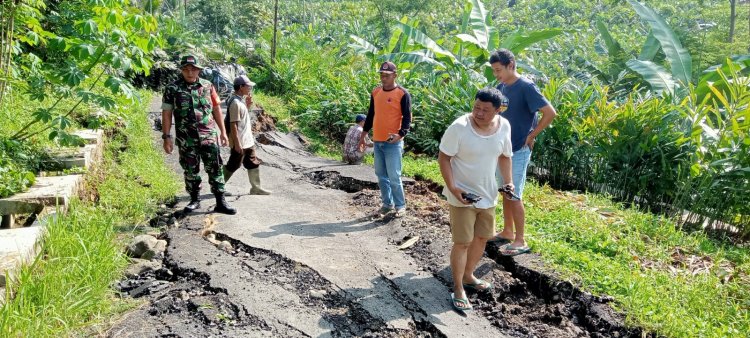Babinsa Bersama Aparatur Pemerintah Desa Dan Destana Cek Jalan Retak