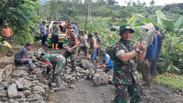 Dengan Gotong Royong Seberat Apapun Pekerjaan Kalau Dikerjakan Secara Bersama Pasti Terasa Ringan