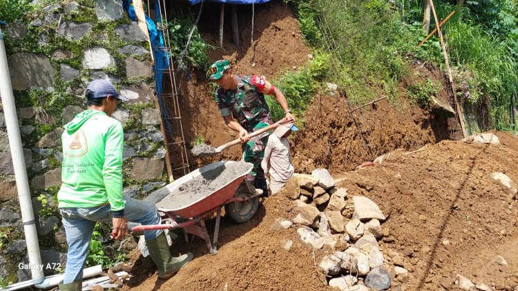 Wujud Nyata Kemanunggalan TNI dengan Rakyat Babinsa Gotong royong Kerja Bakti pembuatan Talud 