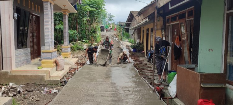 Babinsa Koramil 04/Karangkobar Bantu Warga Melaksanakan Kegiatan Pengecoran Jalan Desa