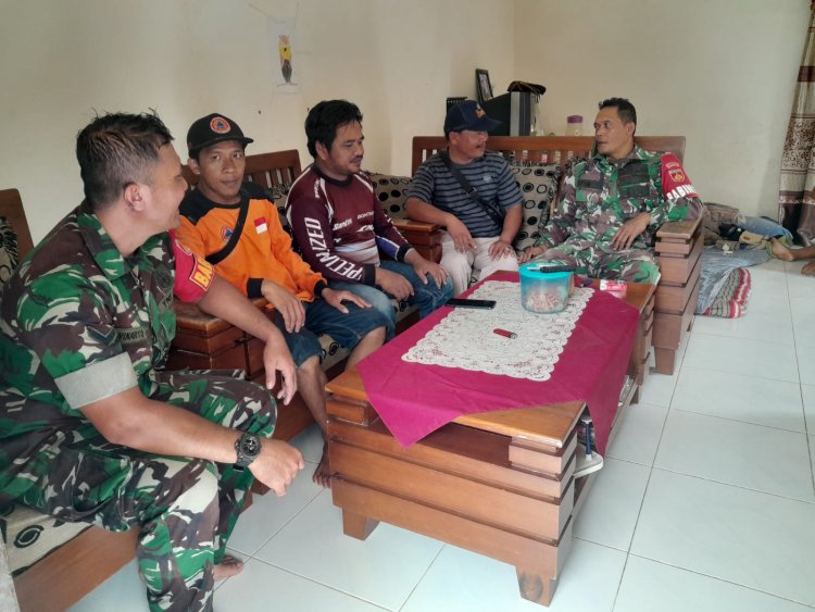Aktif Kewilayah, Babinsa Koramil 04/Karangkobar Melaksanakan Komsos Dengan Tokoh Masyarakat