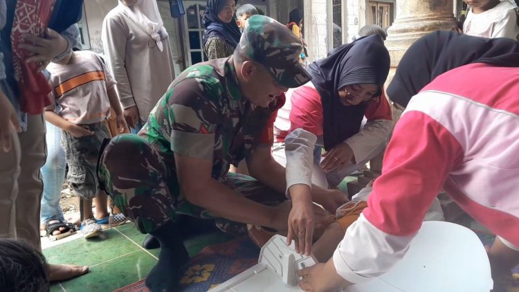 Peduli Kesehatan Balita Babinsa Koramil 04/Karabgkobar Dampingi Bidan Desa Giat Posyandu Balita