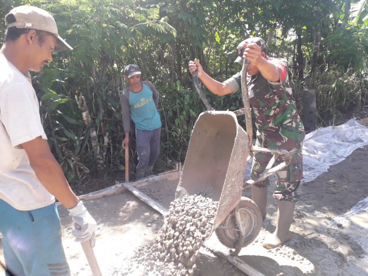 Babinsa Koramil 04/Karangkobar  Melaksanakan Kegiatan Pengecoran Jalan