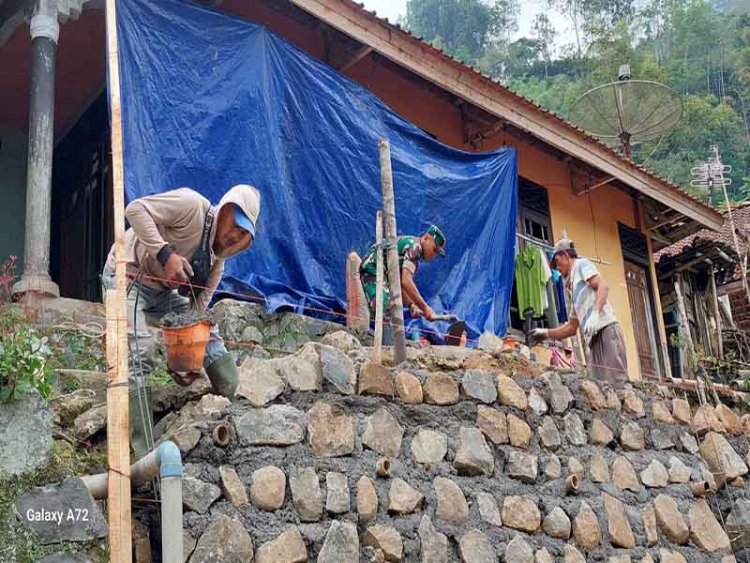 Babinsa Koramil 04/Karangkobar Ikut Perpartisipasi Dalam Pembangunan Sarana Ibadah Di Wilayah