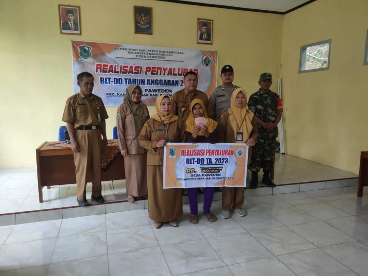 Pastikan Aman Dan Tepat Sasaran Babinsa Bersama Bhabinkamtibmas Dampingi Penyaluran BLT DD Desa Paweden