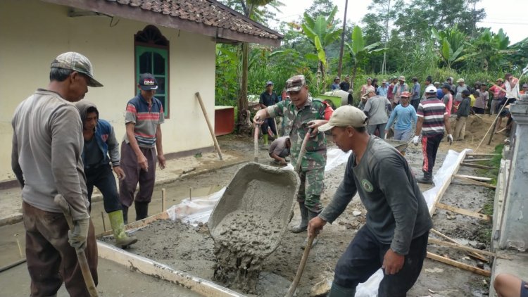 Membaur Dengan Masyarakat, Babinsa Gotong Royong Pengecoran Jalan Menuju Ke Masjid