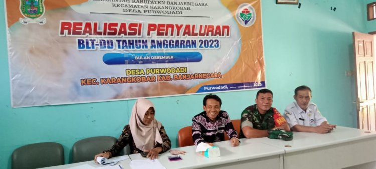 Babinsa Koramil 04/Karangkobar Serda Winarto Dampingi Penyaluran BLT DD Desa Purwodadi