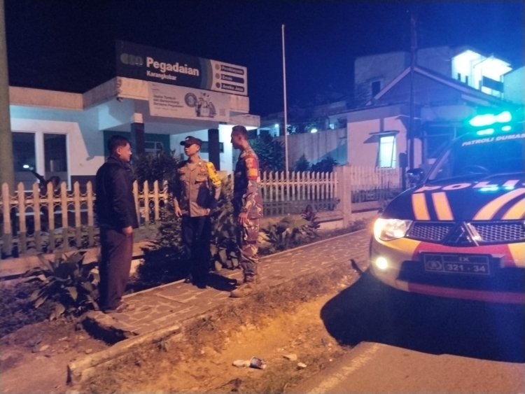 Patroli Malam Babinsa Bersama Bhabinkamtibmas Sambangi Kantor Perbankan, Wujud TNI Hadir di Tengah Masyarakat