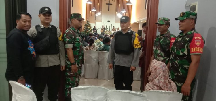 Babinsa Bersama Bhabinkamtibmas Karangkobar Berkomitmen Untuk Bersinergi Dan Kerjasama Dalam Pengamanan Natal