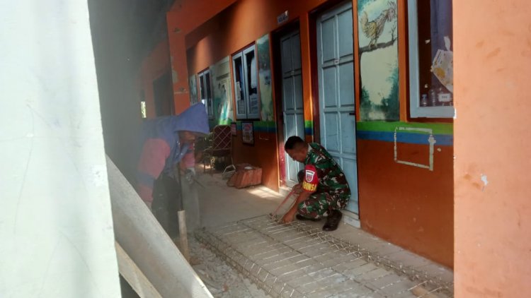 Dengan Warga Masyarakat Babinsa Bantu Perbaikan Gedung Sekolah TK PGRI Tunas Patriot