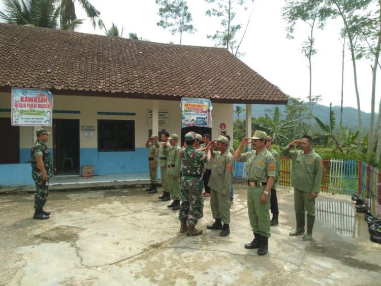 Maksimalkan Peran Satlinmas, Babinsa Koramil 04/Karangkobar Berikan Pelatihan dan Pembinaan