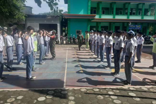 Babinsa Berikan Pelatihan PBB Kepada Siswa Siswi SMK Agar Memiliki Diplin Tinggi