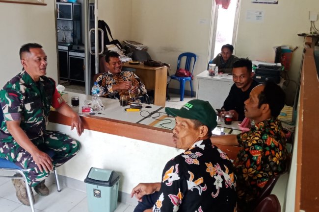 Babinsa Aktif Jalin Komsos Dengan Kades Dan Aparatur Pemerintah Desa Binaan