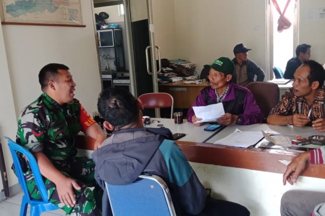 Sebagai Babinsa Baru Kopda Agus Giat Perkenalan Dengan Kades Dan Perangkat Desa Pagerpela