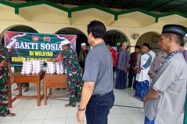 Wujudkan Kemanunggalan TNI Bersama Rakyat Dengan Kegiatan Jumat Barokah