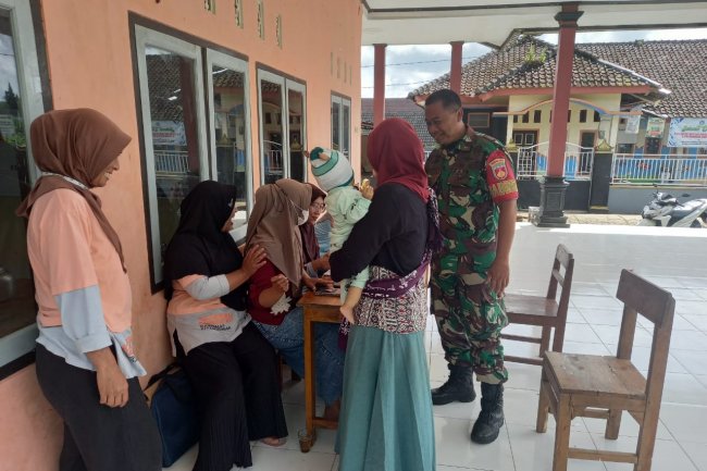 Turunkan Stunting Di Wilayah Serma Sujatnoto Dampingi Posyandu Balita Desa Karanggondang