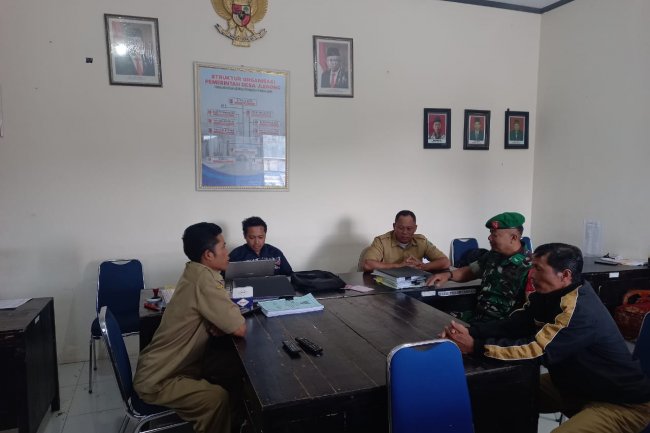 Turun Ke Wilayah Babinsa Jalin Komsos Dengan Kades Dan Aparatur Pemerintah Desa Binaan