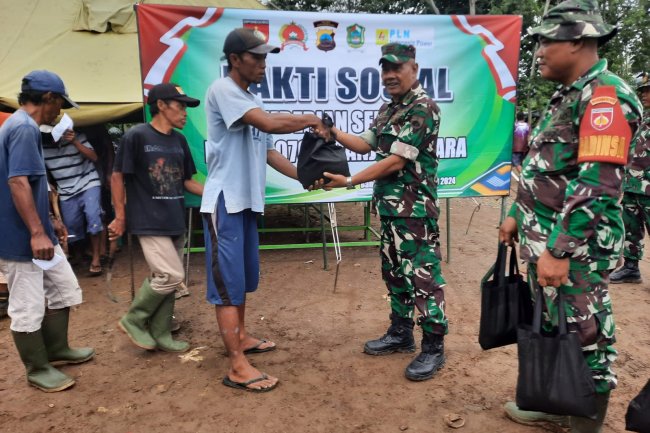 Peduli Warga Kurang Mampu Dalam Wujud Bakti Sosial Untuk Kemanunggalan TNI Bersama Rakyat Dengan Kegiatan Pembagian Sembako