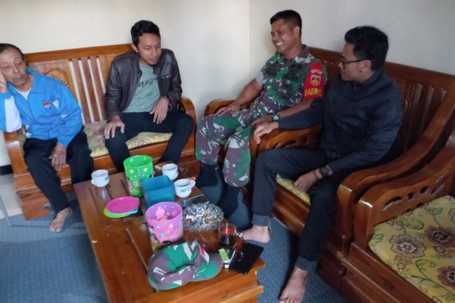 Tingkat Silaturakhim Babinsa Bersama Kepala Desa Sambangi Rumah Warga Binaan