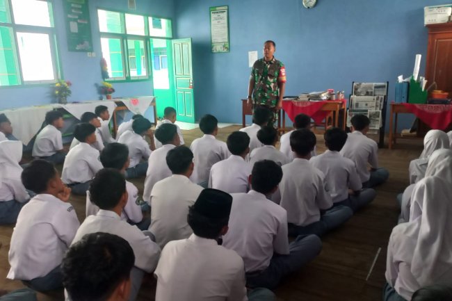 Babinsa Berikan Materi Wasbang Pelajar Sekolah Tentang Generasi Muda Dengan Menanamkan Jiwa Bela Negara