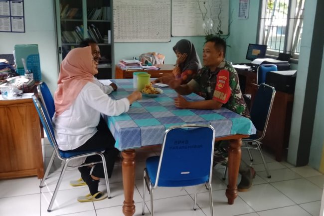 Dukung dan Wujudkan Kualitas Keluarga Unggul, Babinsa Koramil 04/Karangkobar Komsos Dengan Petugas PLKB