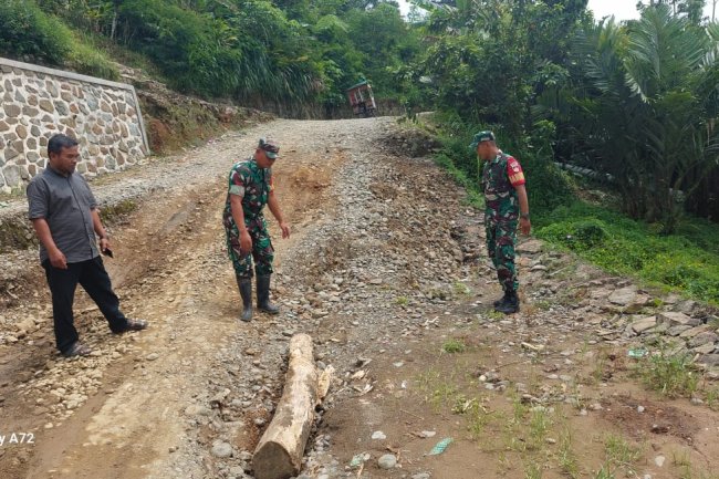 Jalan Amblas Babinsa Koramil 04/Karangkobar Ambil Langka Cepat Cek Lokasi