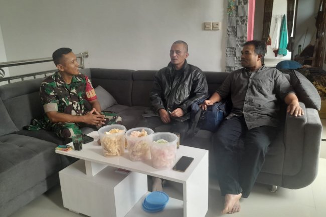 Aktif Kewilayah, Babinsa Koramil 04/Karangkobar Melaksanakan Komsos Dengan Tokoh Masyarakat.