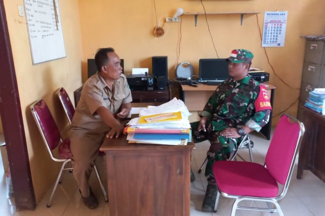 Babinsa Sertu Tohar Melaksanakan Komsos Dengan Badan Penyuluh Pertanian Karangkobar