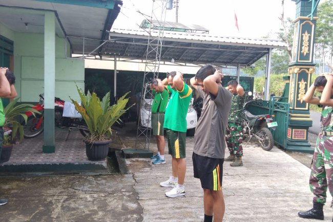 Tingkatkan Kebugaran Jasmani, Babinsa Koramil 04/Karangkobar Laksanakan Olahraga Aerobik