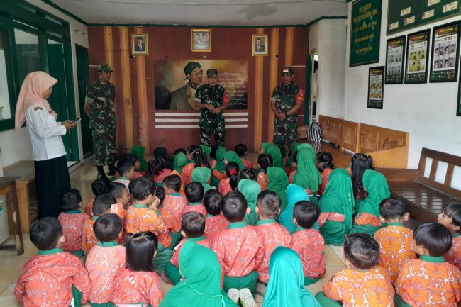 Danramil 04/Karangkobar Bersama Babinsa Sambut Kunjungan Siswa Siswi TK Pertiwi