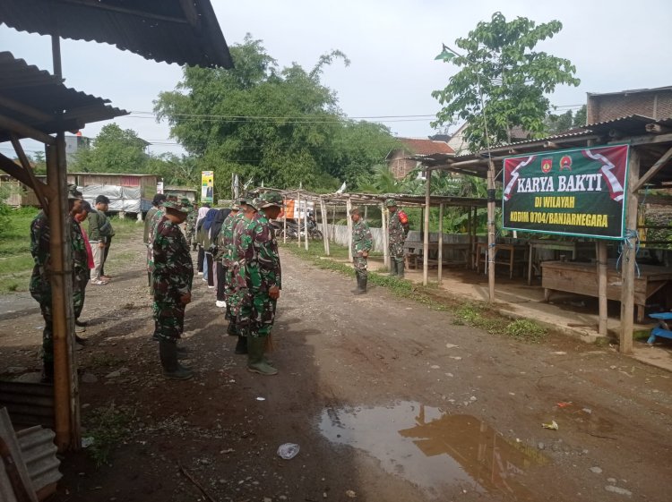 Hijaukan Pasar Kodim 0704 Banjarnegara Ajak Warga Gotong Royong