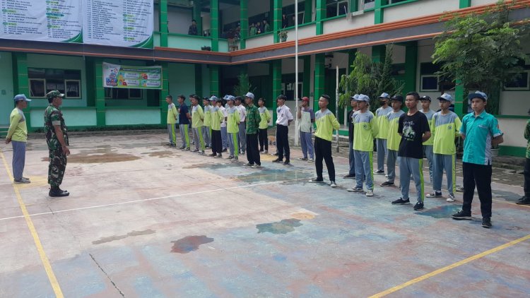 Tingkatkan Disiplin Siswa Babinsa Serda Iwan Priyanto Berikan Pelatihan PBB