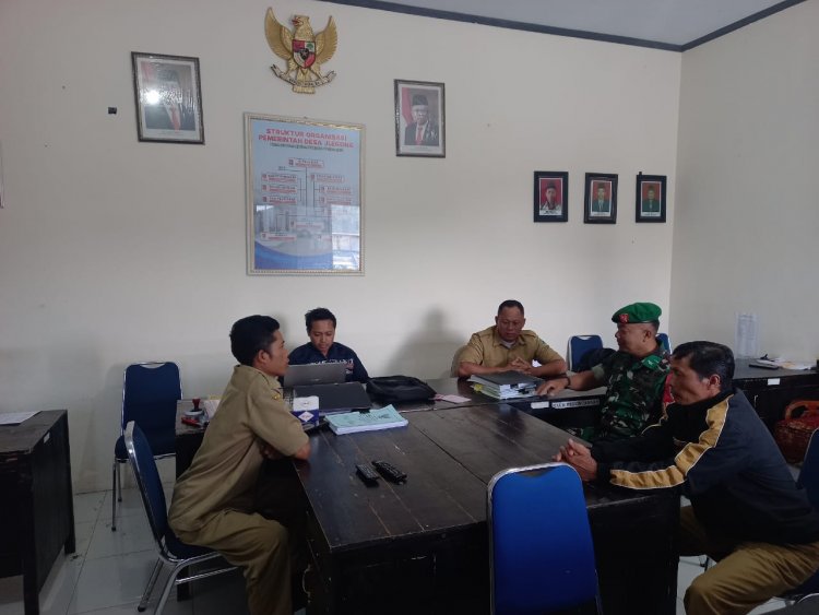 Turun Ke Wilayah Babinsa Jalin Komsos Dengan Kades Dan Aparatur Pemerintah Desa Binaan