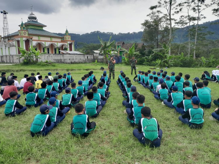 Babinsa Berikan Pelatihan Dasar PBB Kepada Siswa Siswi