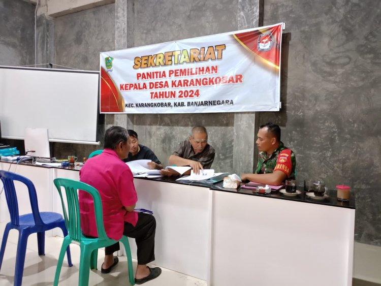 Babinsa Koramil 04/Karangkobar Monitoring Pendaftaran Bakal Calon Kepala Desa