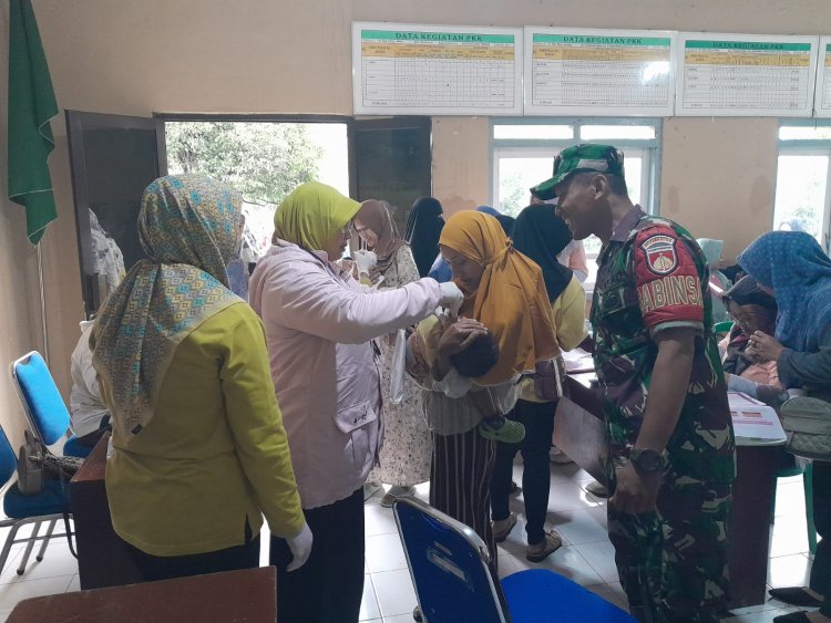 Babinsa Koramil 04/Karangkobar Dampingi Tenaga Medis Berikan Polio pada Anak