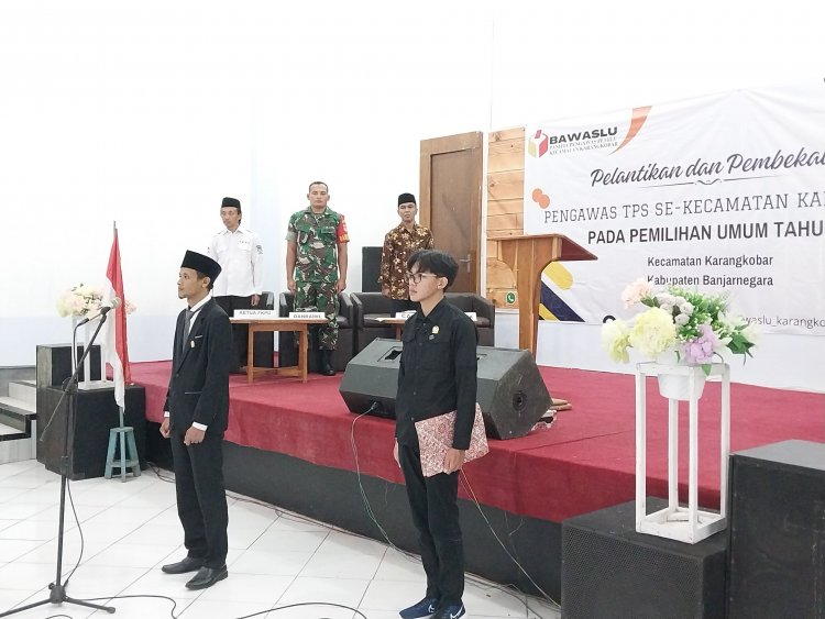 Mewakili Danramil Babinsa Menghadiri Pelantikan Dan Pembekalan Pengawas TPS Se-Kecamatan Karangkobar