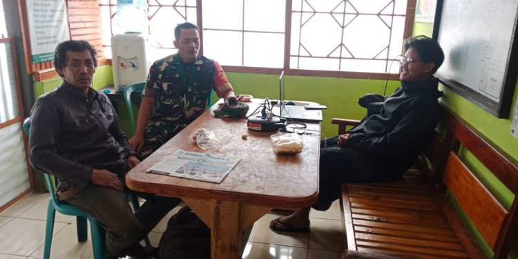 Pantau Situasi Wilayah, Serka Heru Karmanto Komsos Dengan Pegawai Perhutani