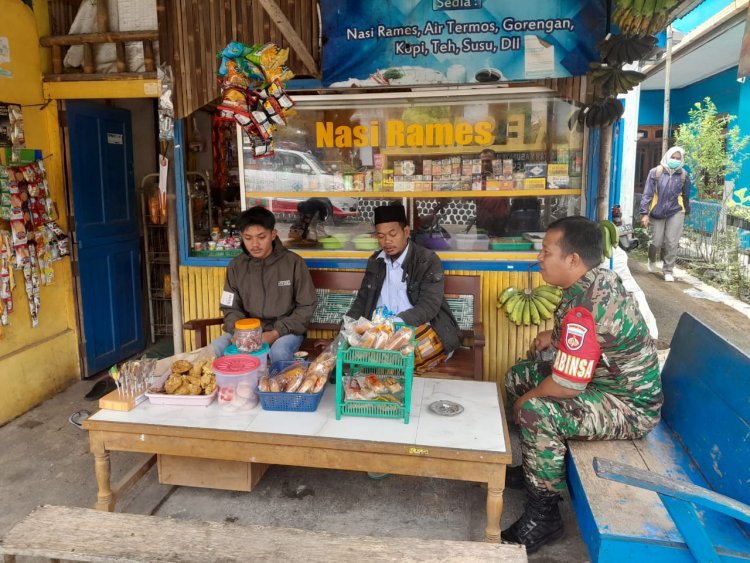 Tidak Memandang Ruang Serta  Tempat Babinsa Laksanakan Komsos  Di Warung Kopi