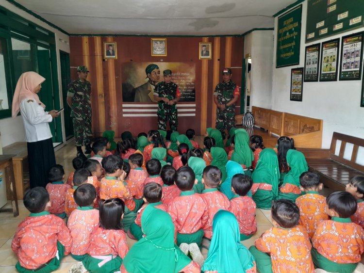 Danramil 04/Karangkobar Bersama Babinsa Sambut Kunjungan Siswa Siswi TK Pertiwi