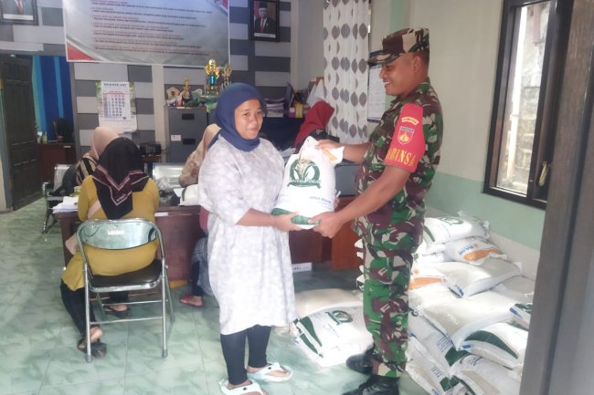 257 Orang Warga Kurang Mampu Desa Karangkobar Menerima Bantuan Pangan Tahap lll Dari Bulog