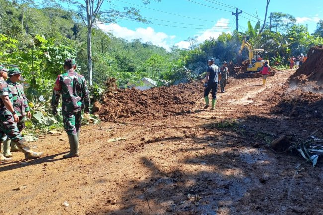 Akibat Hujan Deras,Tebing Longsor Menutup Jalan Provinsi Banjarnegara Pekalongan Desa Slatri 