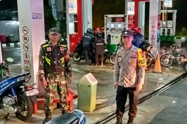 Semakin Solidnya Hubungan TNI-Polri Babinsa Bersama Bhabinkamtibmas Laksanakan Patroli Malam Hari Bersama