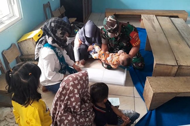 Untuk Memantau Perkembangan Kesehatan Balita Babinsa Dampingi Posyandu Dan Pembagian Vitamin A